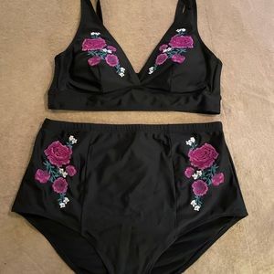 ❌SOLD❌Torrid embroidered Floral 2 piece Swimsuit bikini set size 0x/1x♥️